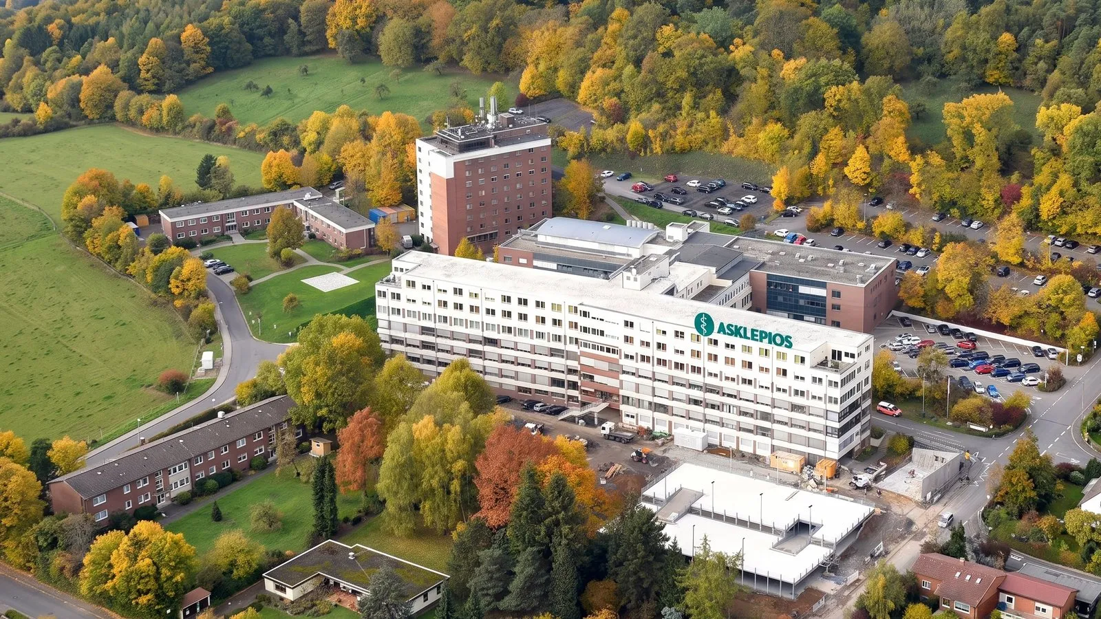 Luftaufnahme der Asklepios-Klinik in herbstlicher Landschaft
